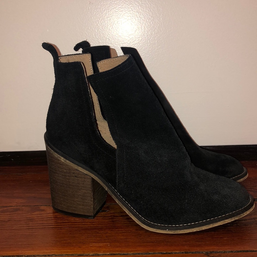 Suede Steve Madden cut out ankle boots